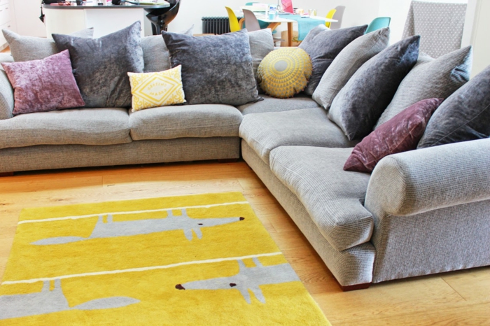 Idée-de-tapis-jaune-salon-bien-aménagéee-avec-canapé-confortable-zoella