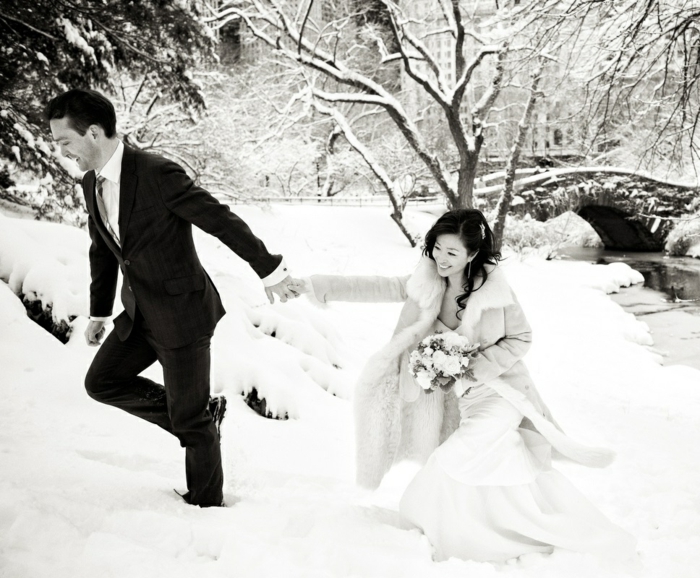 La-robe-de-mariée-hiver-saison-bustier-amour-couple-heureuse-photo-noir-et-blanc-central-park-resized