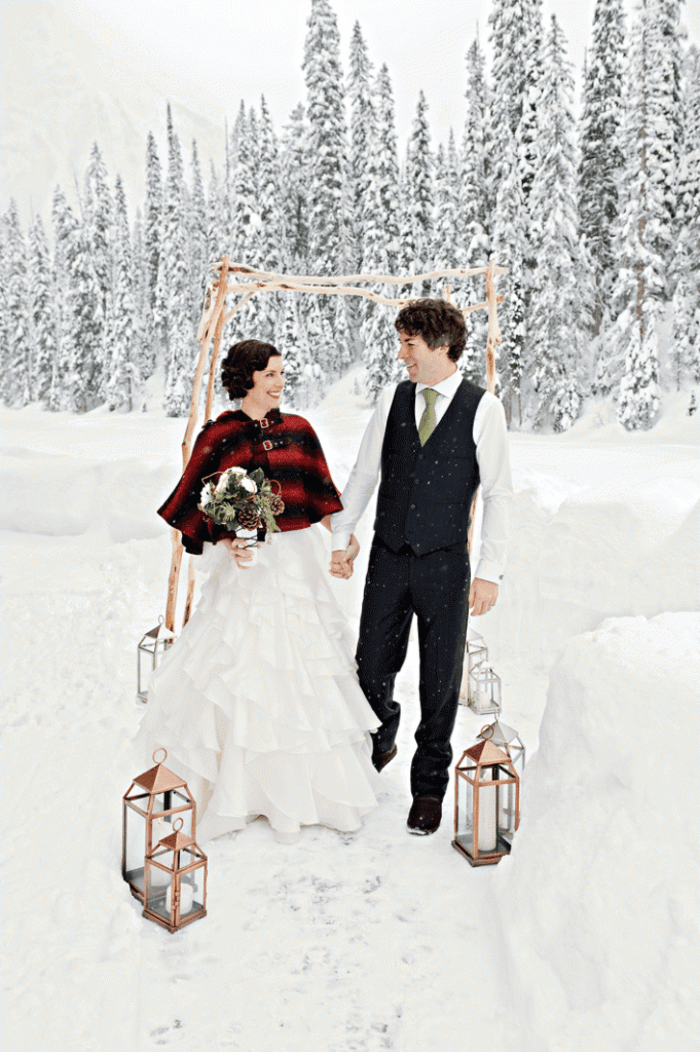 La-robe-de-mariée-hiver-saison-bustier-vintage-couple-montagne-resized