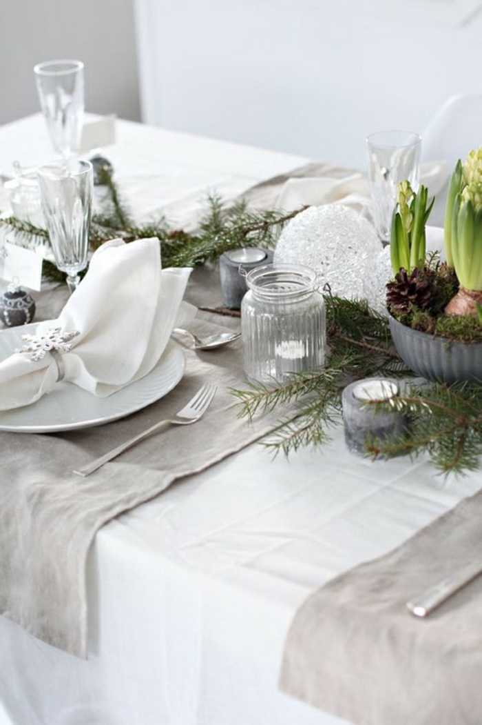 Le-sapin-de-noel-original-décoration-de-noël-table-blanc