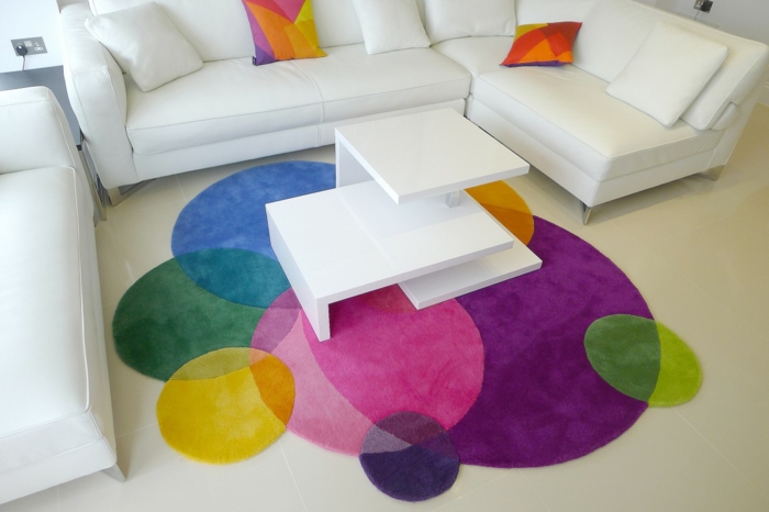 Le-tapis-colore-bon-pour-la-salle-de-séjour-lux-table-blanche