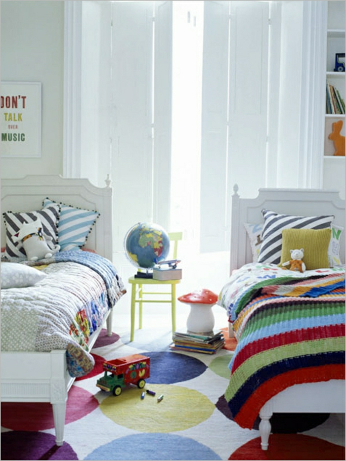 Salon-aménagement-avec-tapis-colorés-idées-chambre-enfant