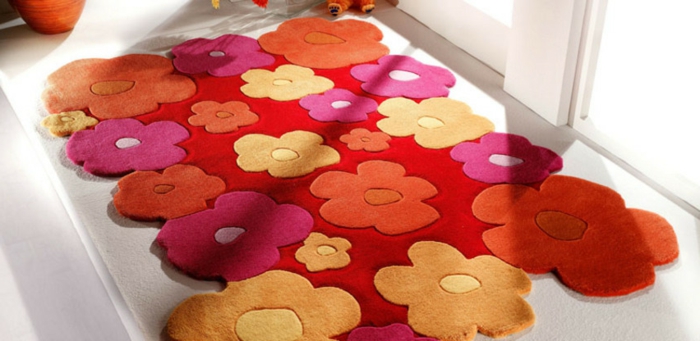 Salon-aménagement-avec-tapis-colorés-idées-fleurs