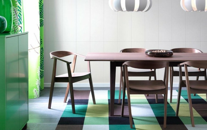 Salon-aménagement-avec-tapis-colorés-idées-vert-table-à-manger