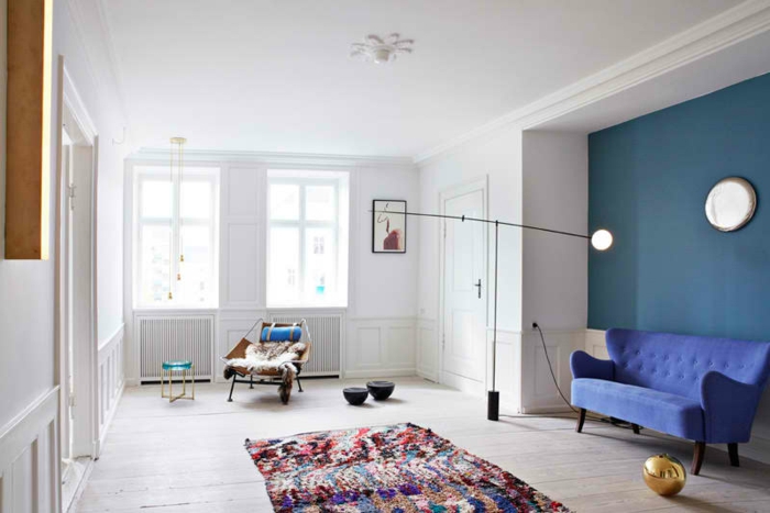 Salon-aménager-avec-tapis-colorés-idées-canapé-en-bleu