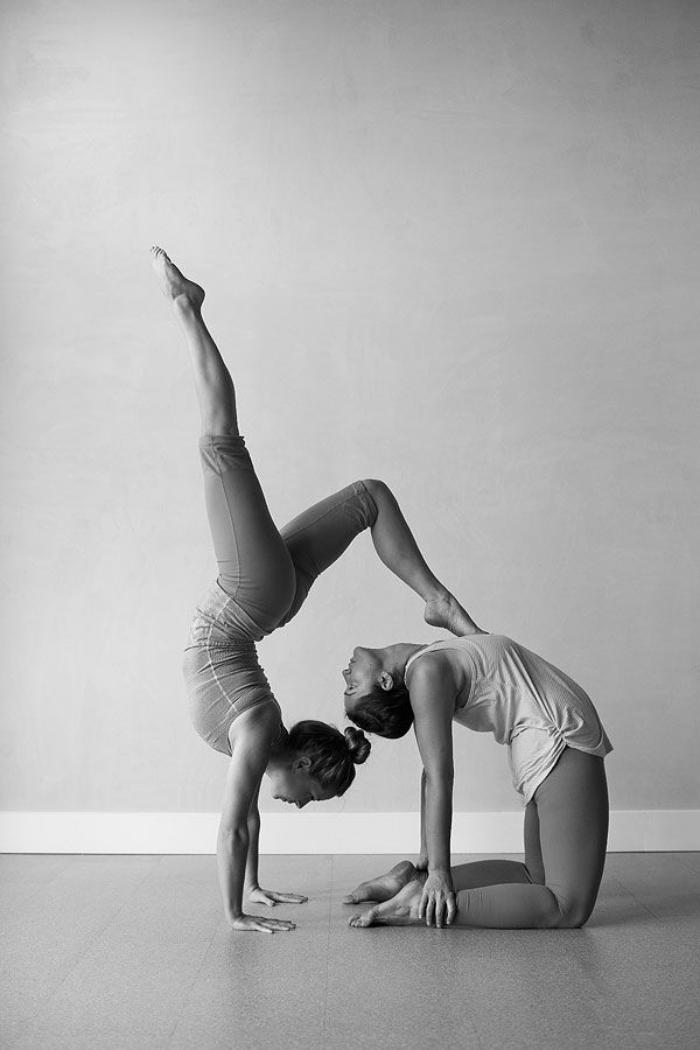 acro-yoga-la-beauté-du-yoga-en-couple