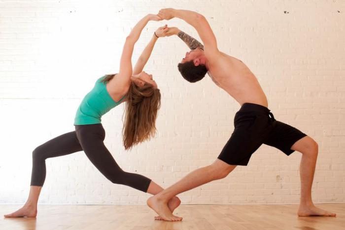 acro-yoga-pose-débutants-backbend-pratique-pour-l'expansion-du-coeur