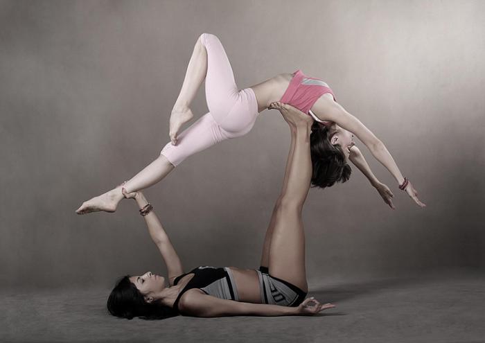 acro-yoga-position-esthétique-le-yoga-qui-ressemble-à-une-danse