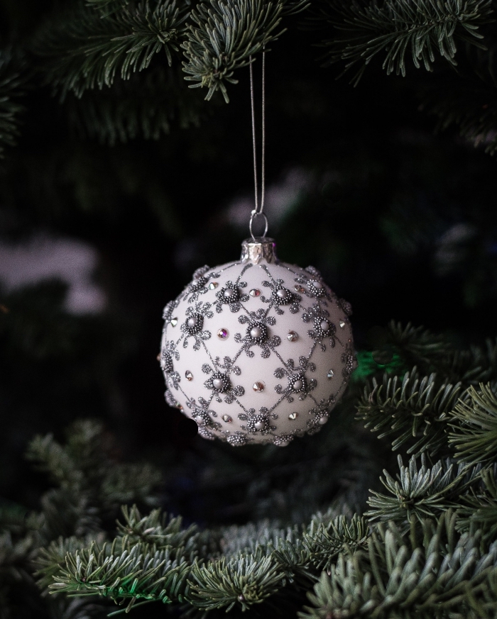idée deco boule de noel facile à réaliser avec perles et peinture glitter argentée, modèle d'ornement de Noël fait main