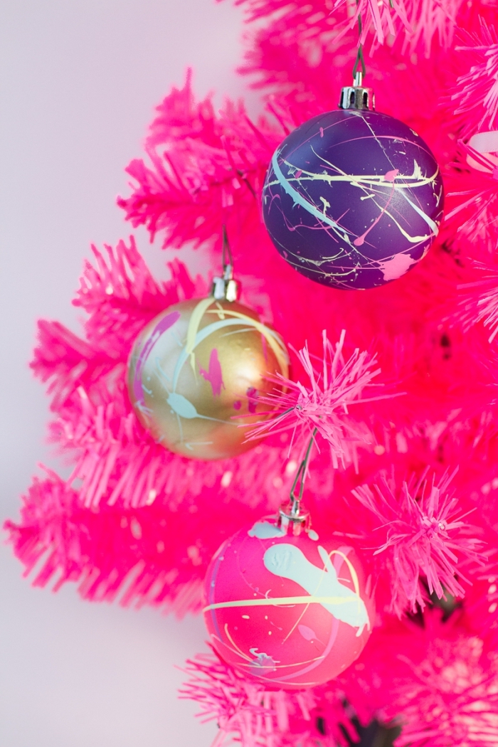 decoration noel a faire soi meme, exemple comment personnaliser une boule de Noël avec vernis à ongle de couleurs variées