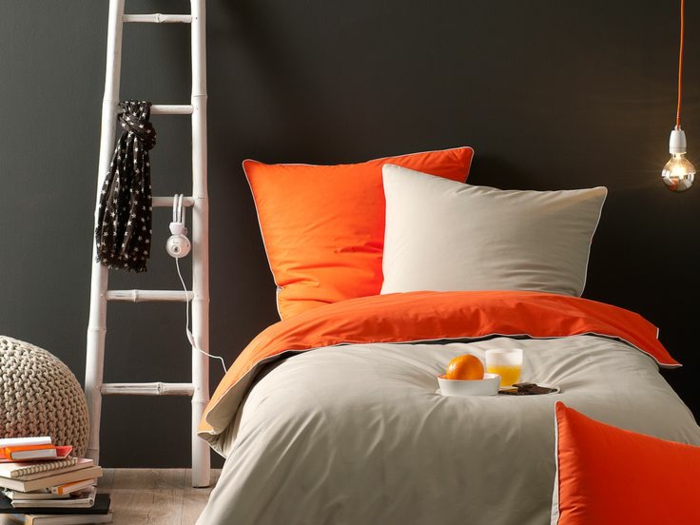 belle-chambre-à-coucher-amenagement-lit-ligne-beau-orange-et-gris-bicouleur
