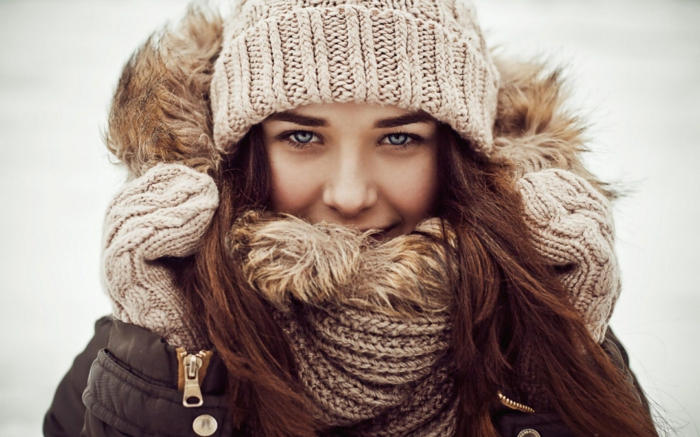 belle-femme-écharpe-tube-idée-en-tendance-hiver-2015
