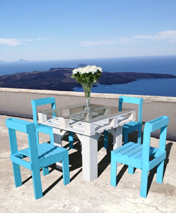 bleu-chaises-terasse-table-basse-en-palette-belle-idée-diy-table-en-palettes-belle-vue-de-la-mer