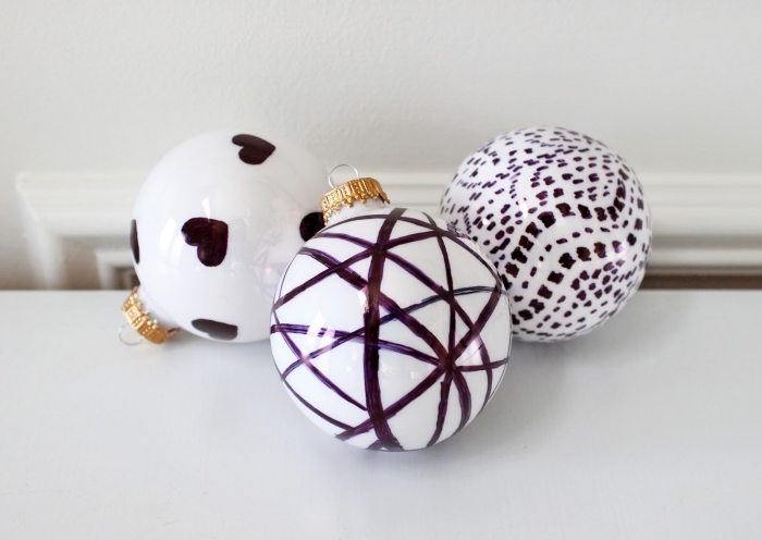 activité manuelle noel facile pour grands et petits, customiser une boule de Noël blanche avec dessins en vernis à ongles