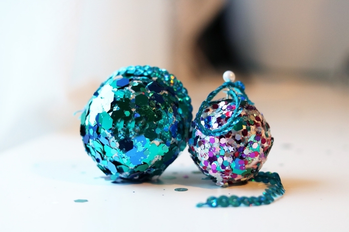 idée deco boule de noel facile avec paillettes et colle, diy boules de sapin décorées avec sequins de couleurs turquoise