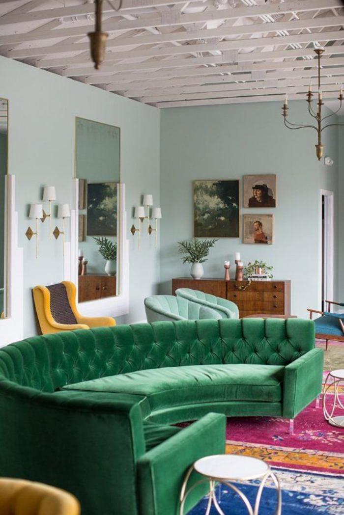 canapé-arrondi-vert-design-vintage-mid-century-tapis-multicolore