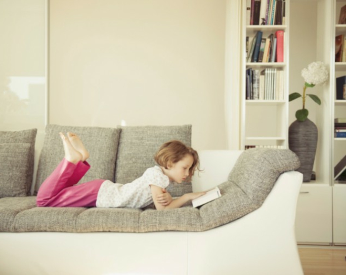 canapé-lit-confortable-salle-de-séjour-ambiance-lisant-lire-enfant-sur-sofa