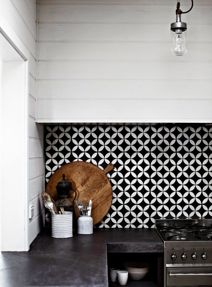 carrelage-noir-et-blanc-dans-la-cuisine-decoration-murale-pour-la-cuisine-noir-et-blanc