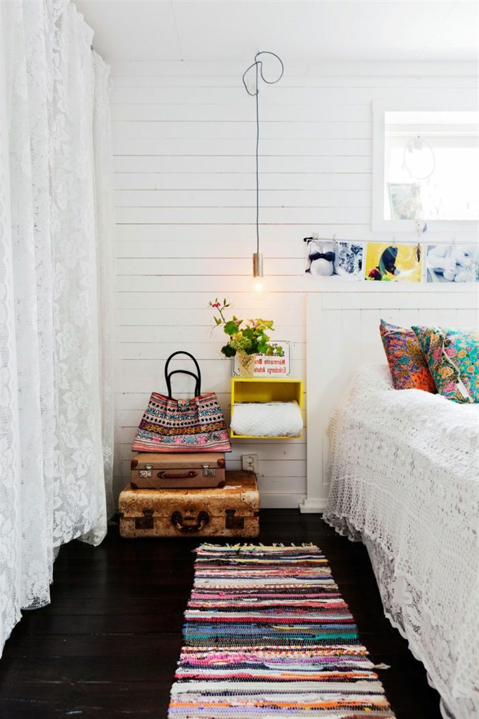chambre-a-coucher-avec-tapis-berbere-kilim-pas-cher-colore-sur-le-sol-noir-mur-en-planchers-blancs