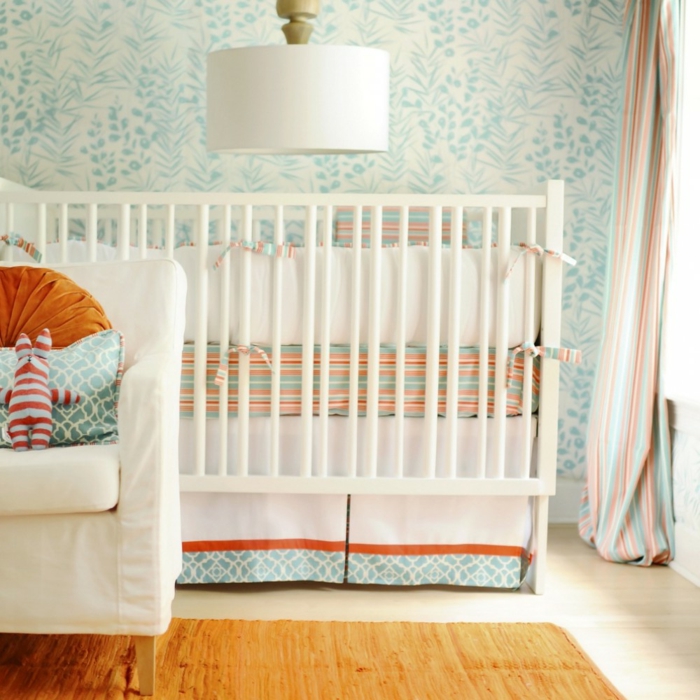 chambre-bebe-linge-lit-bébé-le-lit-de-votre-bébé-bleu-blanc-et-orange