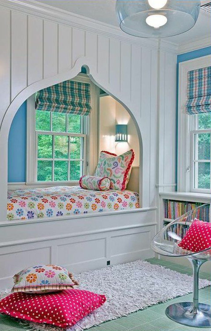 chambre-de-fille-ado-idee-deco-chambre-ado-avec-tapis-rose-pale-chaise-transparente-lit-cabane