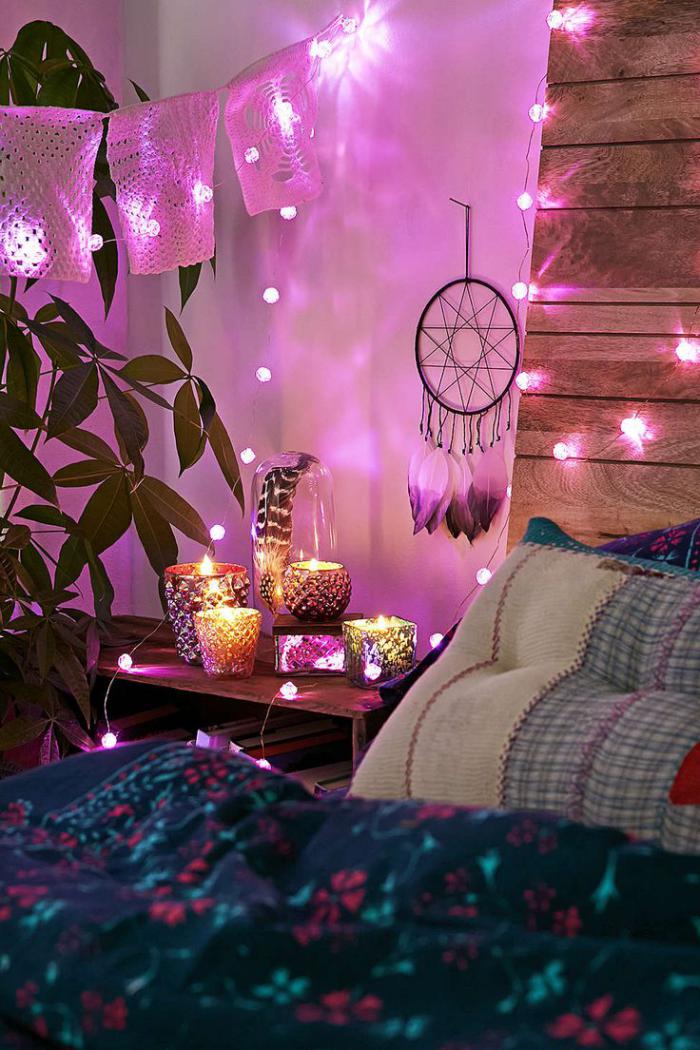 chambre-violette-boho-chic-décoration-tenture-violette