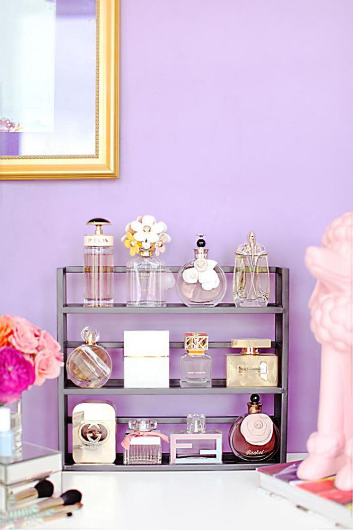chambre-violette-décor-doux-rangement-d'accessoires
