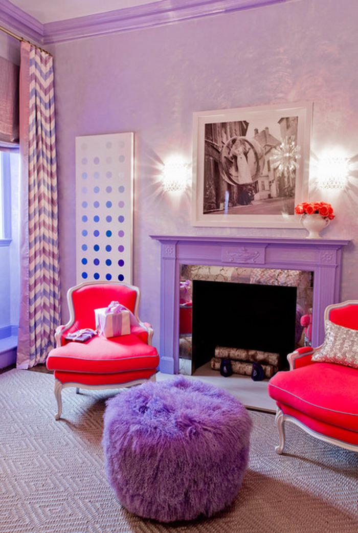 chambre-violette-pouf-fausse-cheminée-et-deux-fauteuils-baroques