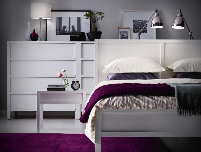 chambre-à-coucher-moderne-en-blanc-et-lilas