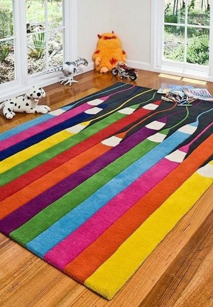 chambre-à-jouer-enfant-bien-aménagée-tapis-coloré-tapis-crayons