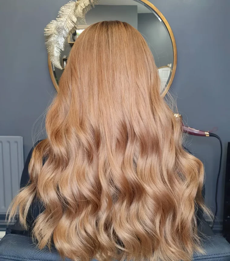 coloration blond cuivre rose sur cheveux longs ondules