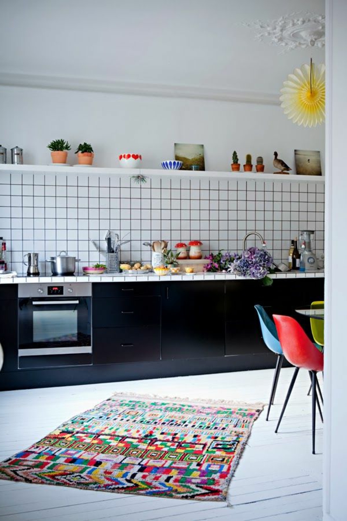 comment-bien-amenager-la-cuisine-voici-un-joli-tapis-berbère-colore-tapis-rustique-dans-la-cuisine