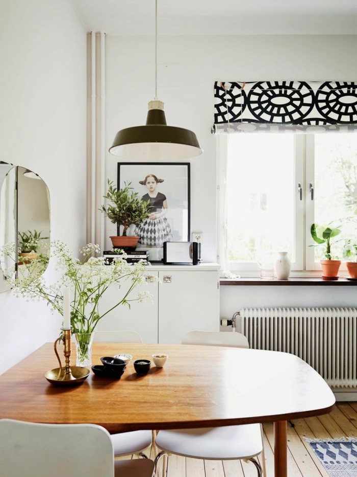 comment-bien-choisir-le-rideau-de-cuisine-dans-la-cuisine-moderne-fleurs-sur-la-table