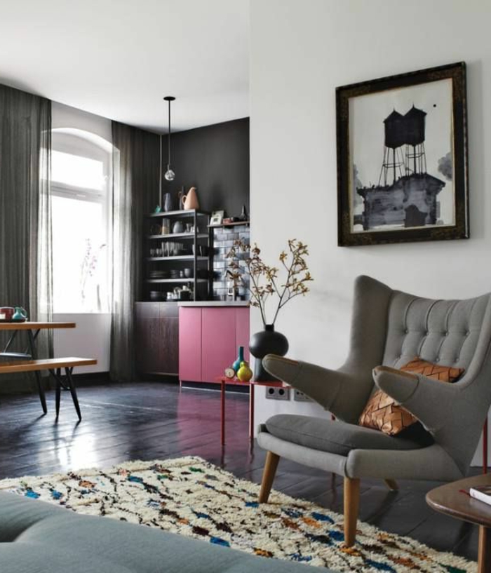 comment-choisir-le-tapis-berbère-pour-le-salon-gris-avec-rideaux-longs-gris-et-plafond-blanc