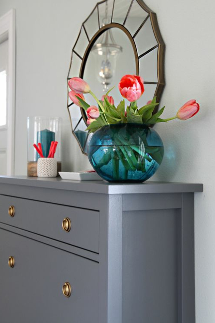 comment-relooker-un-meuble-en-bois-joli-meuble-en-bois-de-couleur-gris-pour-le-salon-avec-tulipes-rouges