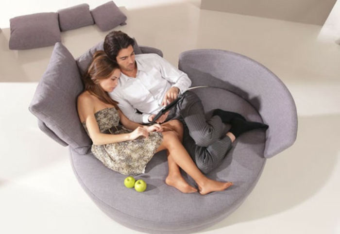 cosy-salle-de-séjour-couple-sur-canapé-convertible-confortable-gris