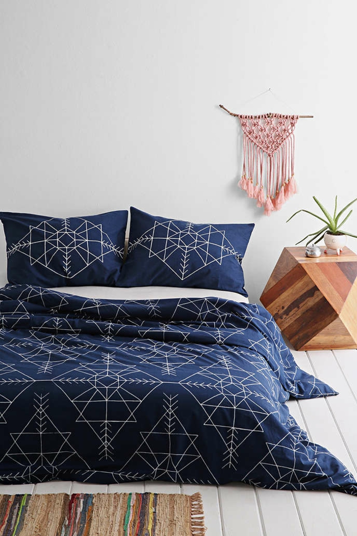 couette-bicolore-lit-chamber-à-coucher-aménagée-bleu-beauté