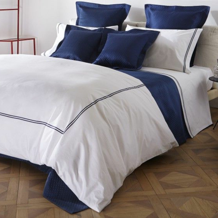 couette-bicolore-lit-chamber-à-coucher-aménagée-bleu-blanc-bicouleur