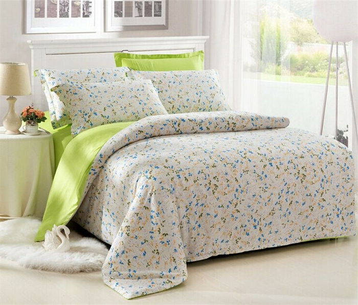 couette-bicolore-lit-chamber-à-coucher-aménagée-en-vert