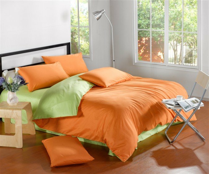 couette-bicolore-lit-chamber-à-coucher-aménagée-orange-et-vert