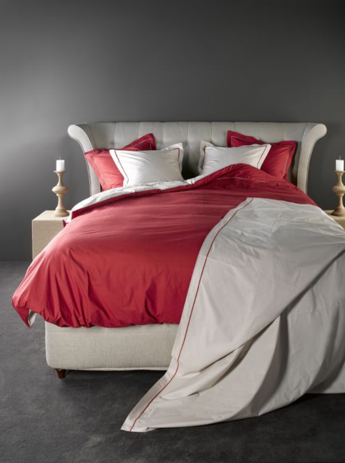 couette-bicolore-lit-chamber-à-coucher-aménagée-rouge