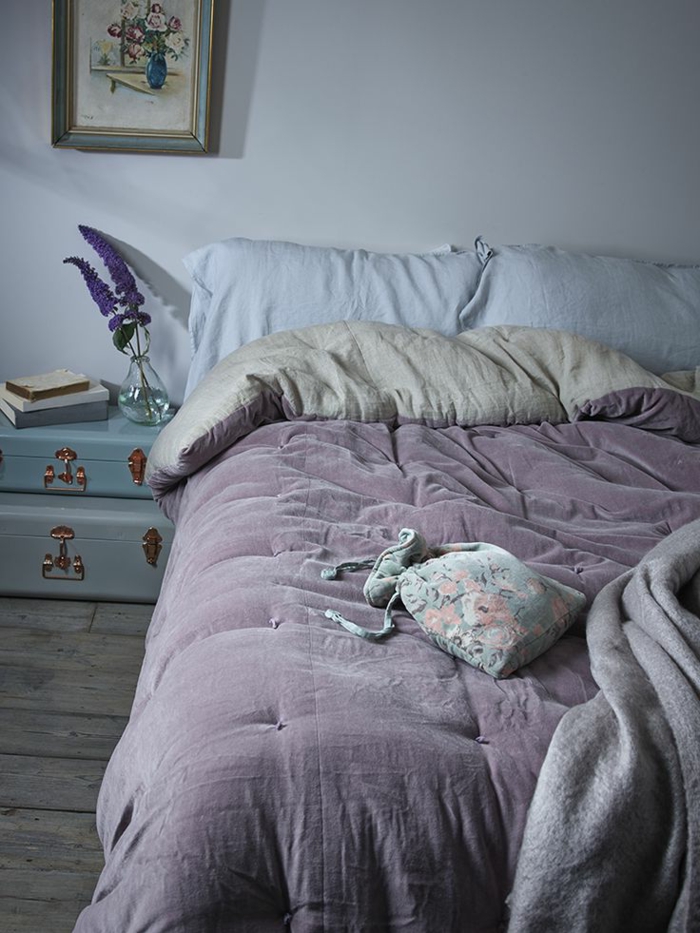 couleur-parme-violet-couleur-idées-déco-salon-lit-chambre-à-coucher