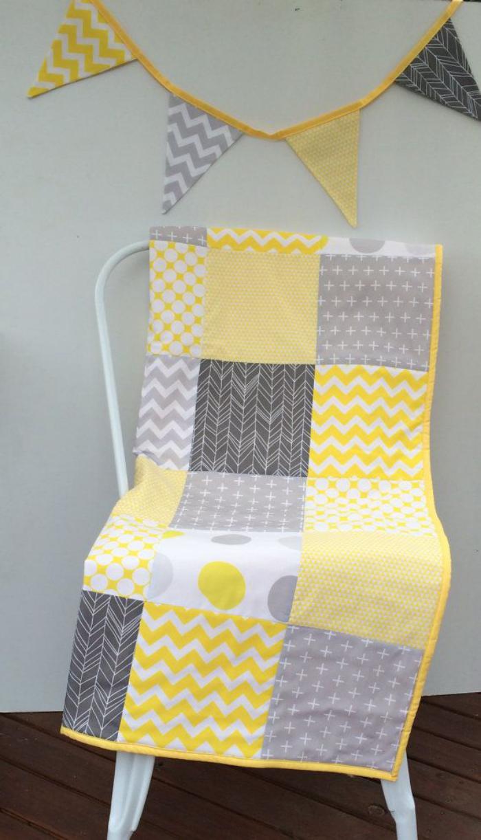 couverture-patchwork-en-gris-et-jaune-beau-plaid