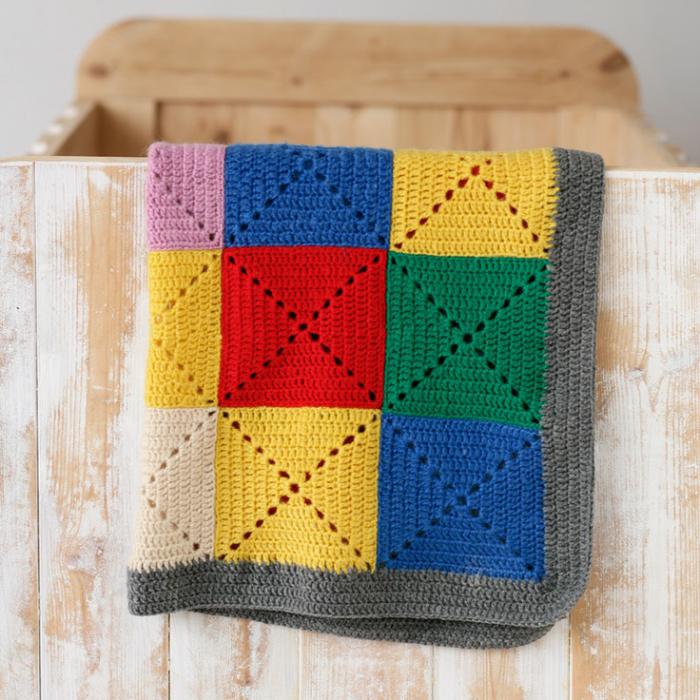 couverture-patchwork-tricotée-couleurs-vives-plaid-enfant