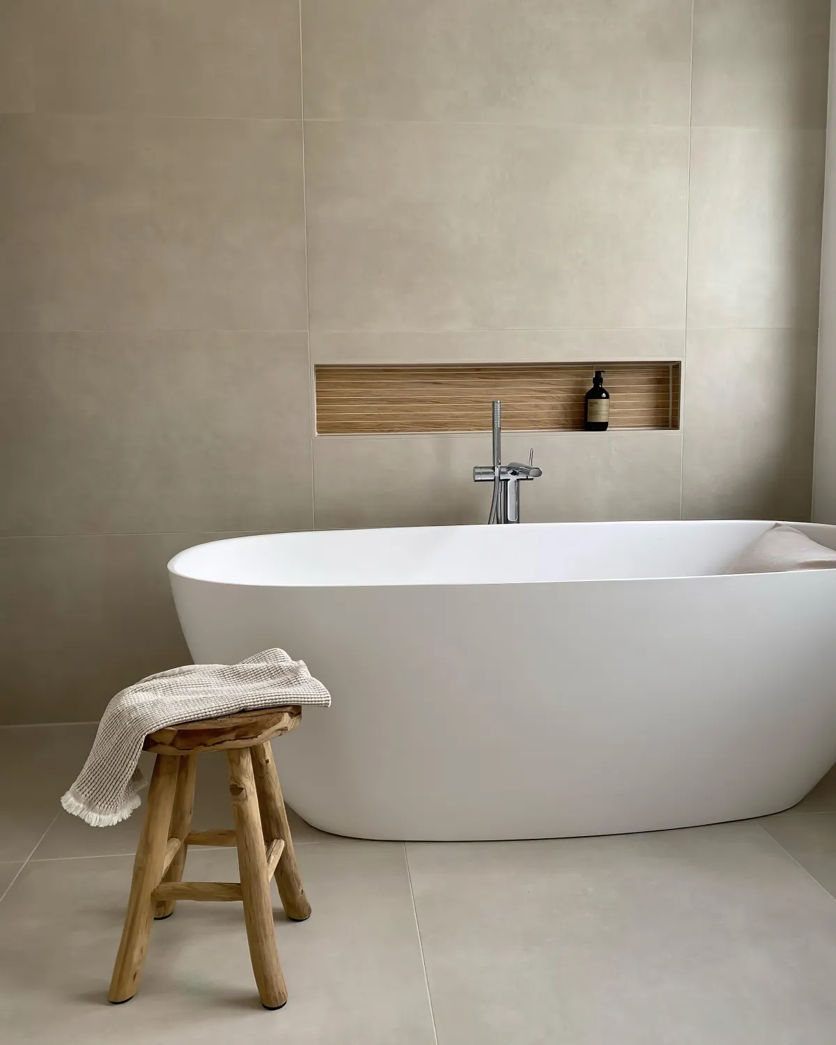 design minimaliste salle d eau baignoire blanche tabouret en bois