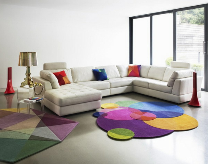 design-tapis-pour-salon-moderne-intérieur-contémporaine-vaste-canape-d-angle-tapis-ronde-coloré-originale