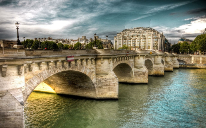 destination-balades-a-paris-visiter-balades-dans-paris-pont-beauté-au-couche-de-soleil