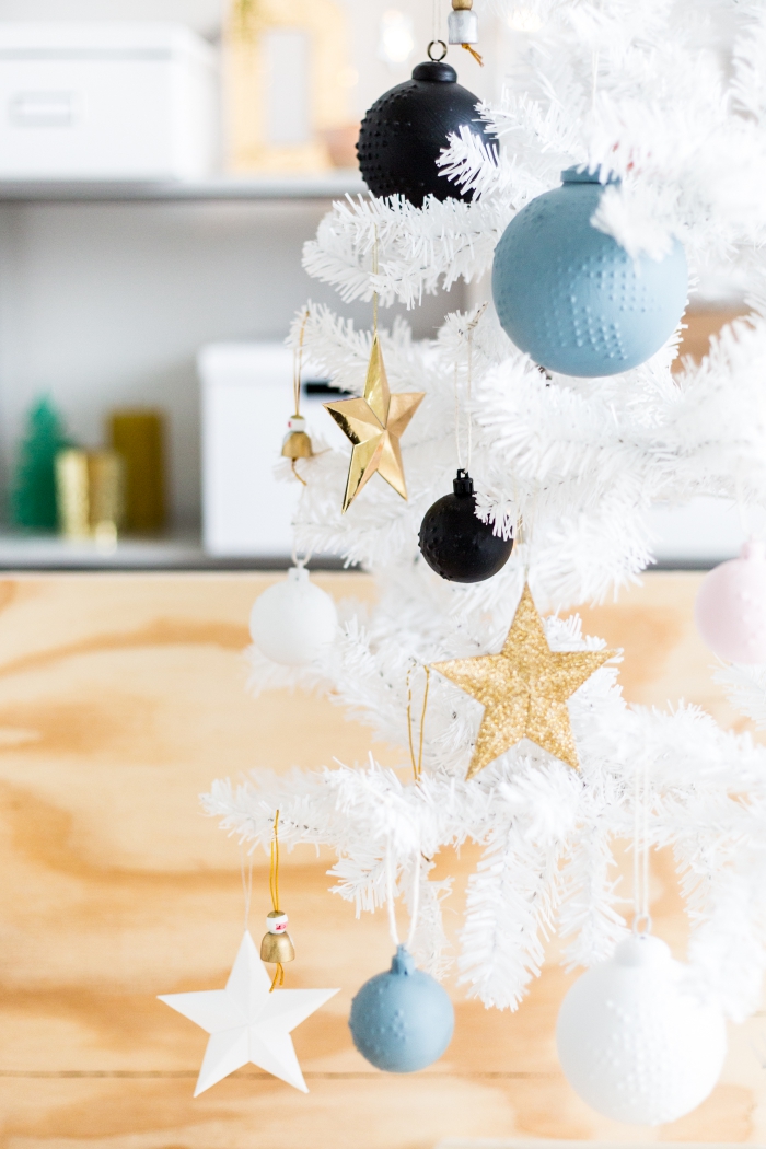 tuto deco noel facile, modèles de boules de Noël à motif flocons de neige en relief avec peinture tissu et peinture mate