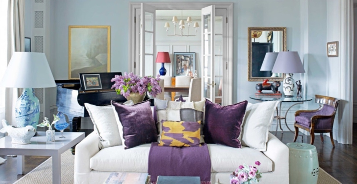 déco-salle-de-séjour-en-violet-claire-couleur-parme-canapé-blanche-bien-décorée