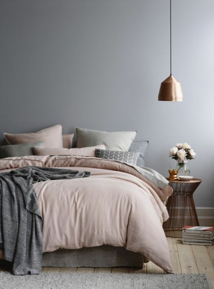 déco-salle-de-séjour-en-violet-claire-couleur-parme-chambre-lit-coussins